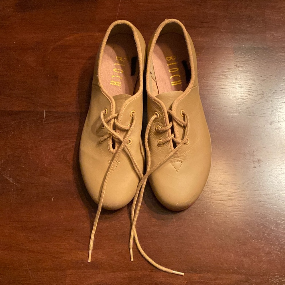 Girls Bloch 13 1/2 tap shoes in tan.